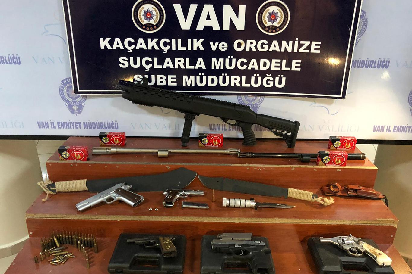 Van'da 2 iş yerinde ruhsatsız silahlar ele geçirildi